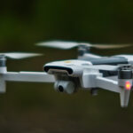 Weiße Quadcopter-Drohne in Nahaufnahme, Symbol für Prime Air Lieferdrohnen-Technologie