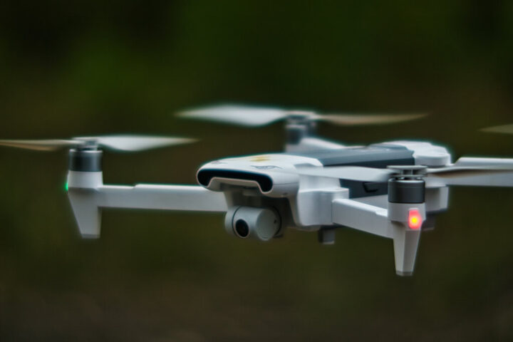 Weiße Quadcopter-Drohne in Nahaufnahme, Symbol für Prime Air Lieferdrohnen-Technologie